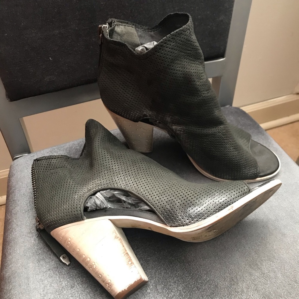 Shoes - Picture 2 of 3